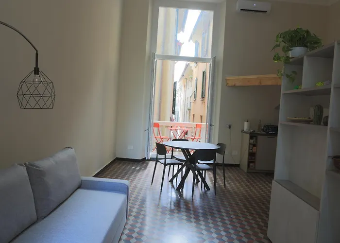 Renovated Apartment With Balcony In San Lorenzo - With Elevator