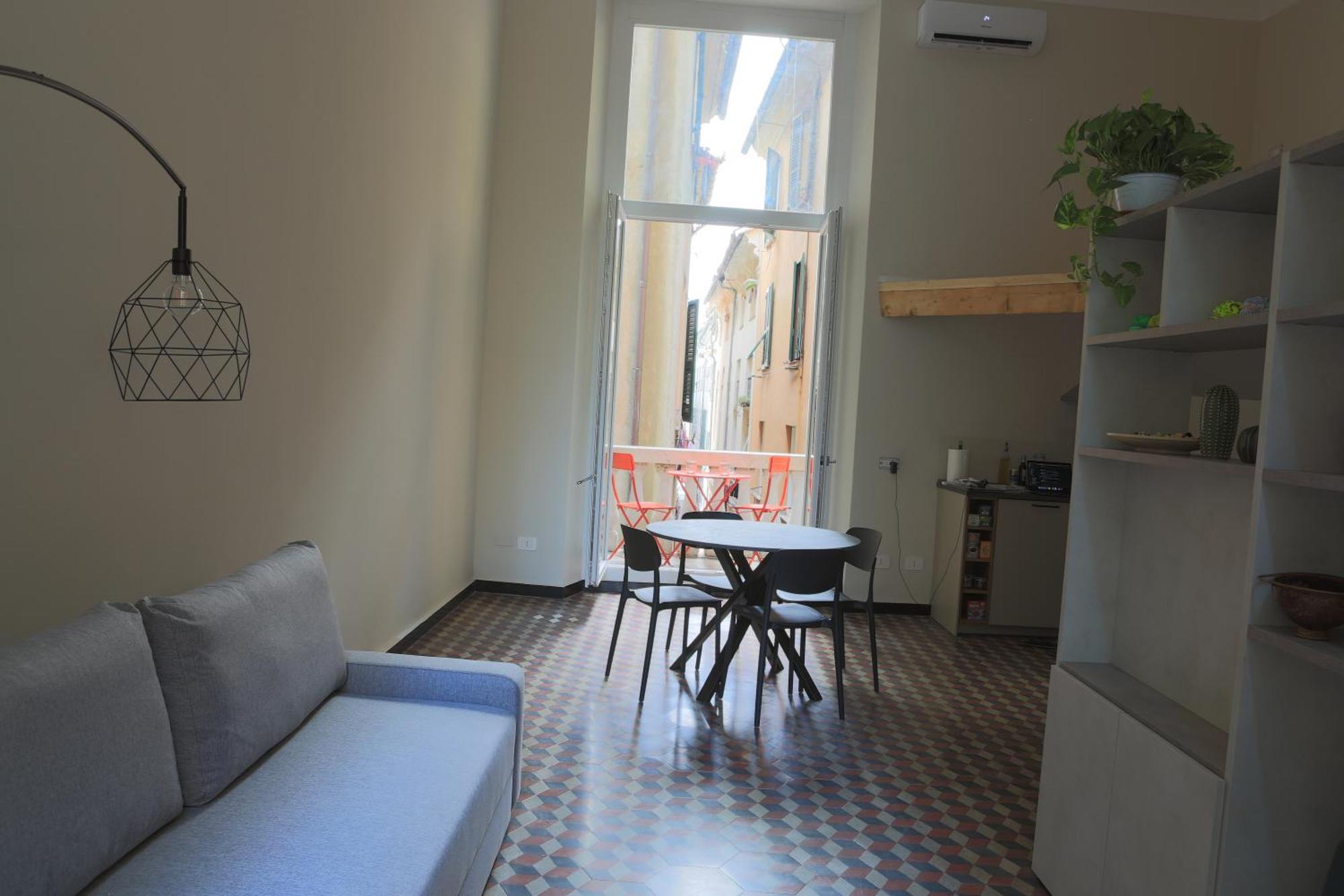 Renovated With Balcony In San Lorenzo - With Elevator Apartment
