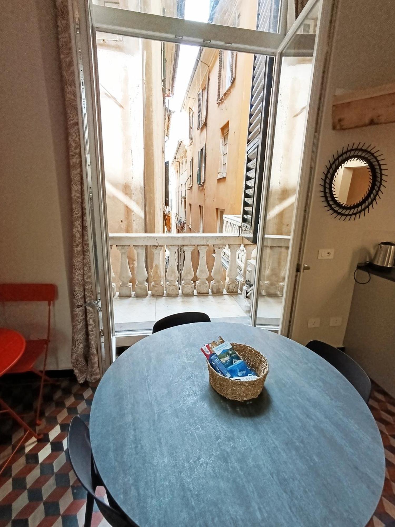Renovated With Balcony In San Lorenzo - With Elevator Genova