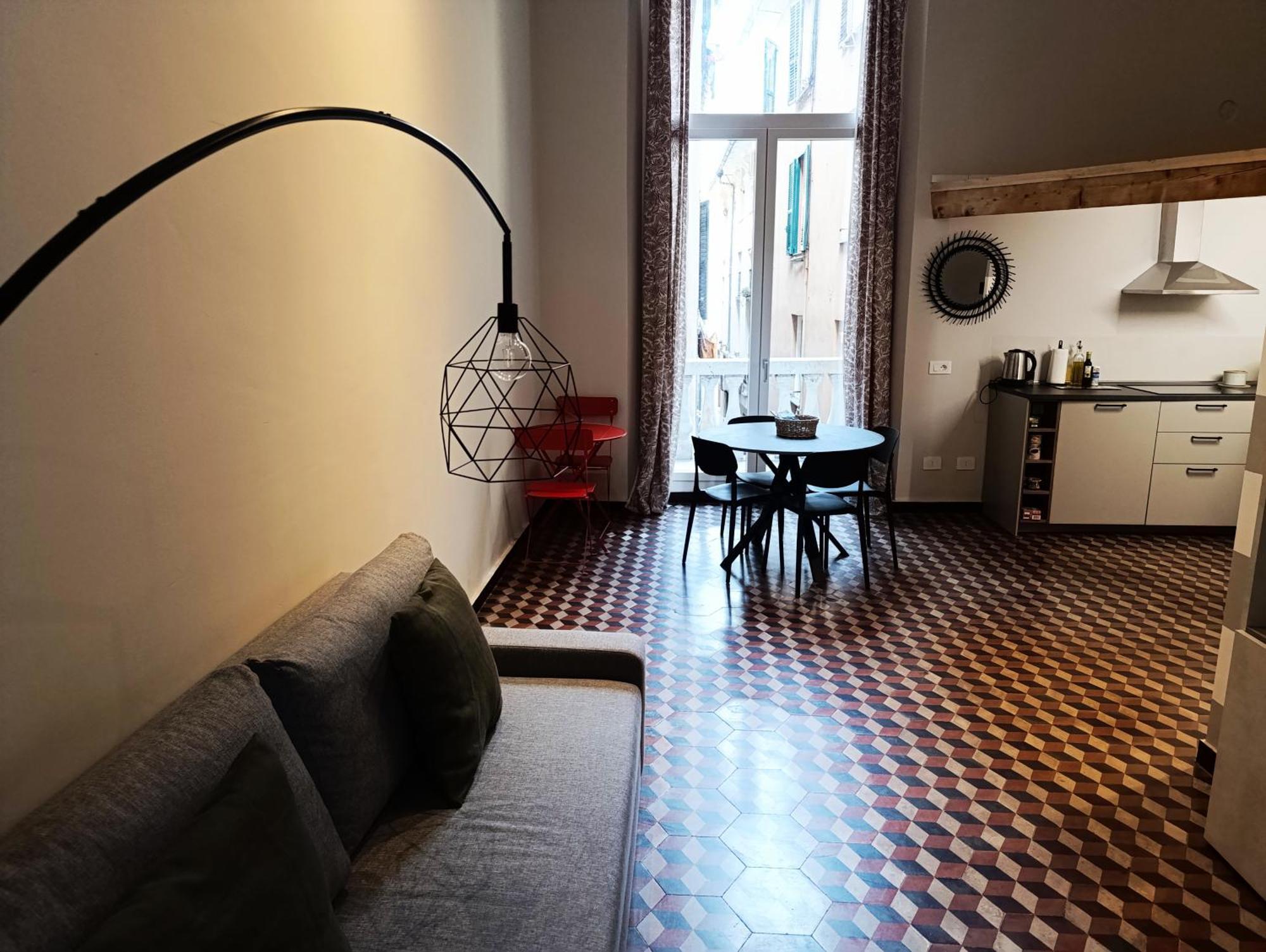 Renovated With Balcony In San Lorenzo - With Elevator