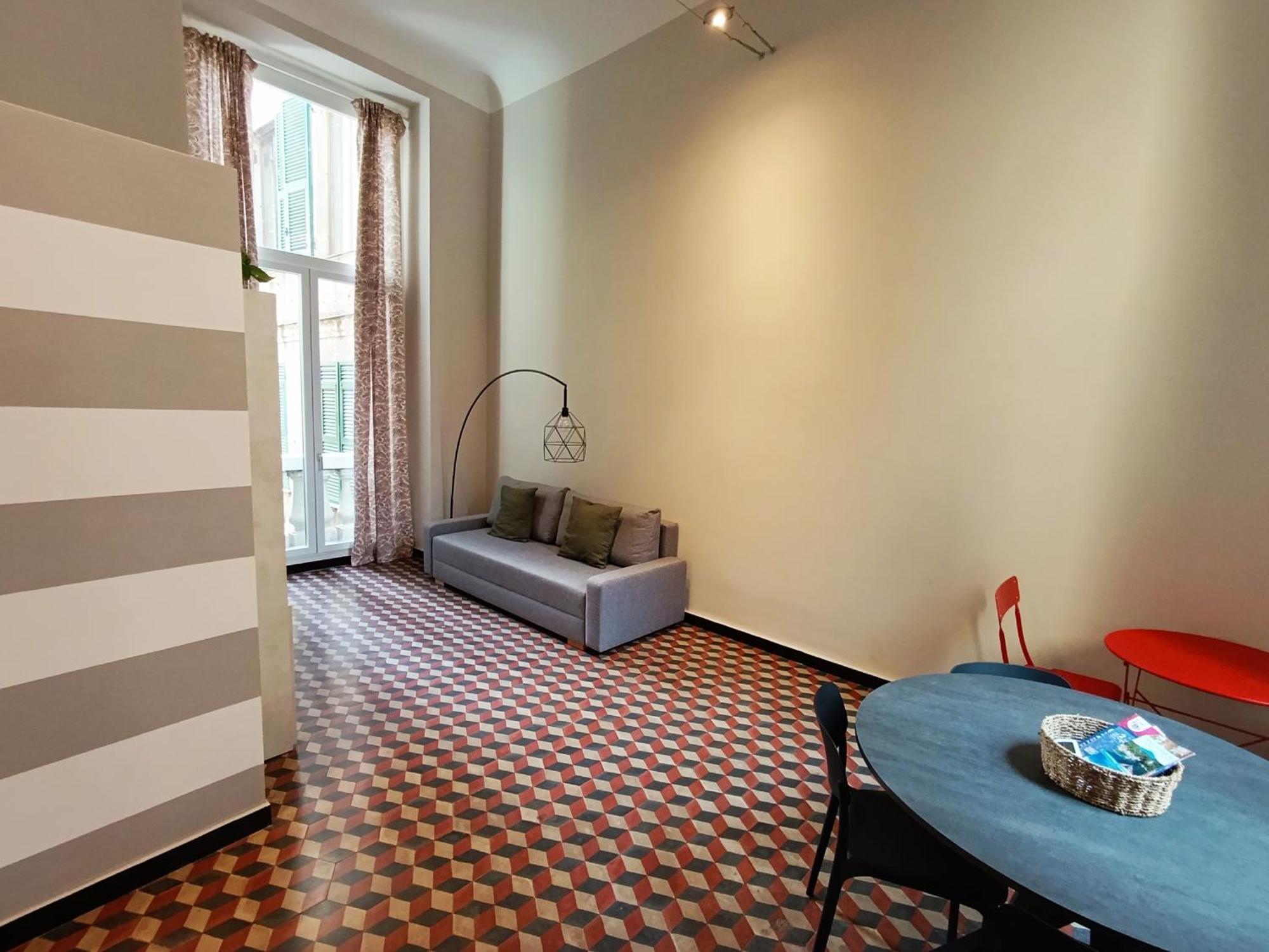 Renovated With Balcony In San Lorenzo - With Elevator